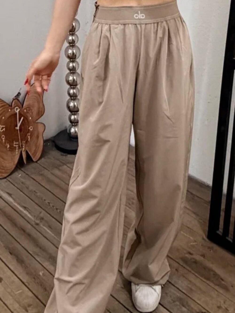 NWT 😉 Alo Yoga Suit Up Pants Gravel Taupe Wide Leg Travel Pants 💎Soft Neutral